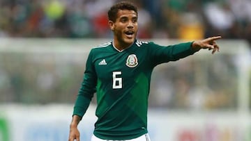 Héctor Herrera le hace una broma a Jonathan Dos Santos