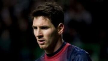 El delantero argentino del F. C. Barcelona, Leo Messi (d), durante el encuentro correspondiente a la quinta jornada de la fase de grupos de la Liga de Campeones, que han disputado esta noche frente al Celtic en el Celtic Park de Glasgow.