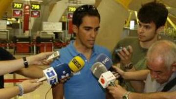 <b>EXPECTACIÓN. </b>Contador improvisó una rueda de prensa en Barajas antes de partir para Francia.