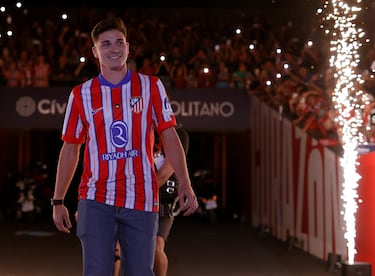 El Atleti recibe a sus 12 nuevos fichajes con una fiesta multitudinaria en el Metropolitano. Julián Álvarez nuevo fichaje del Atlético.