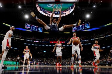 Los Wizards fueron meros espectadores del espectacular mate de Derek Lively. El joven rookie, compañero de Luka Doncic en los Mavericks, ha demostrado un poder vertical enorme que le permite colgarse del aro de cualquier forma. Y, en ocasiones, con los cinco jugadores rivales siendo testigos de cómo machaca la canasta.