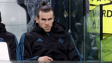 Bale estuvo muy serio en el banquillo y apenas celebró los goles de su equipo.