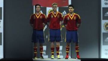 NUEVA IMAGEN. Tres modelos posaron con la nueva equipación de España.