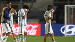 AMDEP2831. SAN JUAN (ARGENTINA), 31/05/2023.- Valentín Barco (2i-i), Mateo Tanlongo (c) y Luka Romero de Argentina reaccionan hoy, al final de un partido de los octavos de final de la Copa Mundial de Fútbol sub-20 entre Argentina y Nigeria en el estadio Bicentenario en San Juan (Argentina). EFE/ Marcos Urisa
