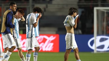 AMDEP2831. SAN JUAN (ARGENTINA), 31/05/2023.- Valentín Barco (2i-i), Mateo Tanlongo (c) y Luka Romero de Argentina reaccionan hoy, al final de un partido de los octavos de final de la Copa Mundial de Fútbol sub-20 entre Argentina y Nigeria en el estadio Bicentenario en San Juan (Argentina). EFE/ Marcos Urisa
