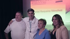 Cenes de la Vega condecora a Dani Requena