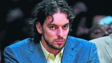 <b>TRIUNFO, ARTEST Y MENOS PREOCUPACIÓN</b> Tras las noticias favorables sobre su lesión, un cariacontecido Pau Gasol ocupó plaza en el banquillo de los Lakers, que batieron por 88-79 a los Rockets en gran partido de Bynum: 24 puntos. En los Lakers reapareció Ron Artest: siete puntos.