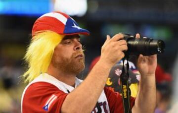 Un aficionado puertorriqueño con un curioso atuendo hace una foto durante el partido de béisbol entre Puerto Rico y Holanda correspondiente a la primera semifinal del Clásico Mundial de Béisbol de 2017 jugado en el Dodger Stadium en Los Ángeles, California.