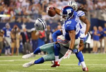 Touchdown de Victor Cruz de los New York Giants ante Will Allen de los Dallas Cowboys, que pierde el casco en el intento de placarle.
