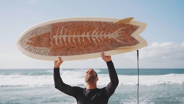 Jack Johnson surfea con una tabla hecha de colillas recogidas por la playa