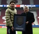 Enrique Cerezo entregó a Giménez una placa por sus 200 partidos oficiales