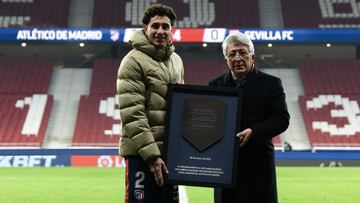 Enrique Cerezo entregó a Giménez una placa por sus 200 partidos oficiales