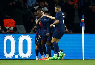 1-1. Dembélé celebra el primer gol que marca en el minuto 47 con sus compañeros.