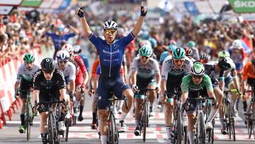 Team Deceuninck&#039;s Dutch rider Fabio Jakobsen celebrates as he wins the 8th stage of the 2021 La Vuelta cycling tour of Spain, a 173.7 km race from Santa Pola to La Manga del Mar Menor, on August 21, 2021. (Photo by JOSE JORDAN / AFP)