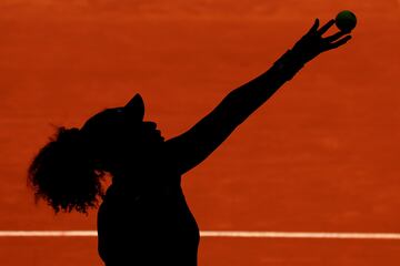 Preciosa fotograf¨ªa que captura la sombra de Naomi Osaka en el momento en el que realiza un saque en su
partido contra la belga Greet Minnen en el segundo d¨ªa del Mutua Madrid Open en La Caja M¨¢gica. La japonesa
se impuso sin contemplaciones con un claro 6-4 y 6-1.