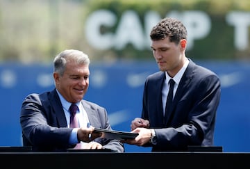 Andreas Christensen con Joan Laporta durante la firma de contrato.  