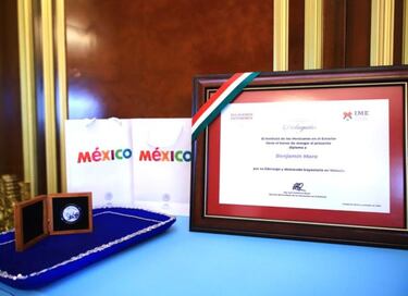 Benjamín Mora recibió el premio “Mexicano distinguido” en Malasia