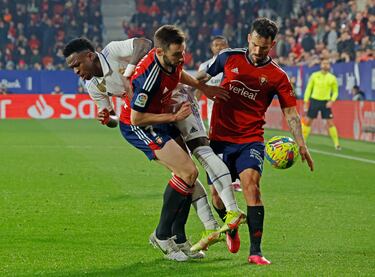 Jon Moncayola y Rubén García impiden el avance de Vinicius Junior.