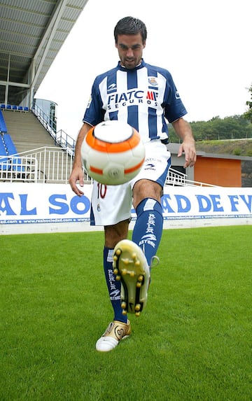 En la temporada 2005-06 fichó por la Real Sociedad donde estuvo hasta 2008.