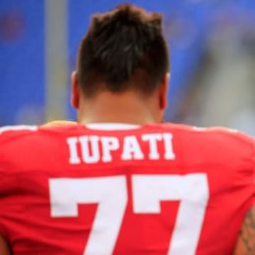 Colin Kaepernick observa a Iutapi. Su antiguo compañero ahora será rival divisional.