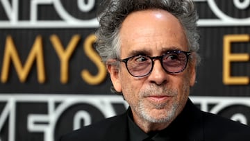Tim Burton en la 75a edición de los Premios Emmy en Los Angeles, California.