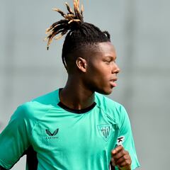 Lezama: Agirrezabala, con el grupo, y Nico Williams avanza para la Roma