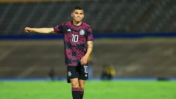 Orbelín Pineda durante un partido con el AEK de Atenas.