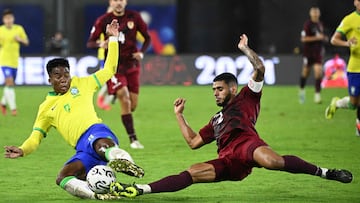 Brazil's Endrick (L) and Venezuela's Carlos Vivas (R) fight for the ball during the Venezuela 2024 CONMEBOL Pre-Olympic Tournament football match between Venezuela and Brazil at the Brigido Iriarte stadium in Caracas on February 8, 2024. (Photo by Federico Parra / AFP)