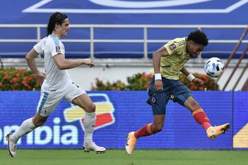 Colombia cayó goleado ante Uruguay en Barranquilla y tendrá que buscar puntos en su visita a Ecuador en Quito