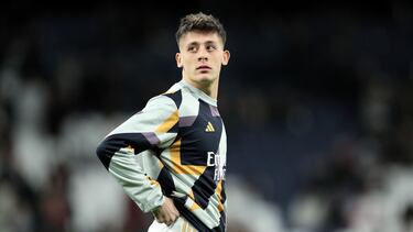 Arda Güler calienta antes de un partido con el Real Madrid.