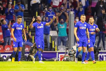 Al minuto 11, Cruz Azul empató el global con el tanto de Bryan Angulo. Con ese gol, el equipo de Reynoso estaba en semifinales, sin embargo, quedaban muchas emociones por vivirse en el Azteca.