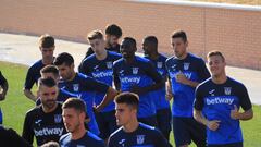 Los jugadores del Legan&eacute;s se ejercitan durante el entrenamiento de este jueves.