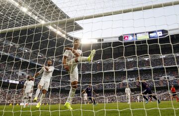 El jugador del Real Valladolid, Guardiola, marca el 1-1 al Real Madrid.