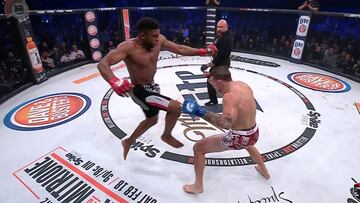 Tremendo rodillazo en la cara para tumbar a su rival