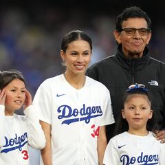 Valenzuela’s granddaughters throw first pitch at Dodgers game