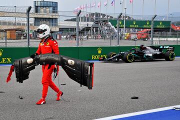 El alemán se accidentó contra un muro del circuito de Sochi a falta de 2:15 para el final de la Q2 y puso patas arriba la clasificación del GP de Rusia hasta el punto de que Hamilton (quien pasa por detrás) estuvo a punto de quedarse fuera de los diez primeros. Seb no dudó en recoger los restos del golpe al bajarse de su Ferrari.
