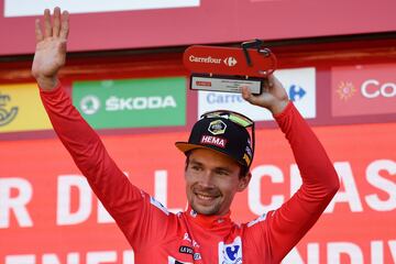 Primoz Roglic celebra en el pódium el maillot rojo que le acredita como líder de La Vuelta.