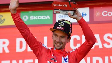 Primoz Roglic celebra en el pódium el maillot rojo que le acredita como líder de La Vuelta.
