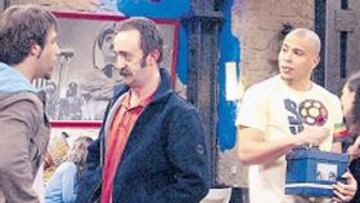 <b>ACTOR. </b>Ronaldo, en un momento del rodaje, comparte escena con Santi Rodríguez 'El Frutero'.