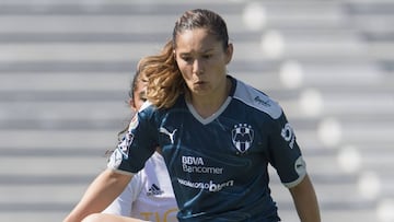 Desirée Monsiváis, jugadora de Rayadas Femenil en un partido de la Liga MX.