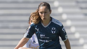 Desir&eacute;e Monsiv&aacute;is, jugadora de Rayadas Femenil en un partido de la Liga MX.