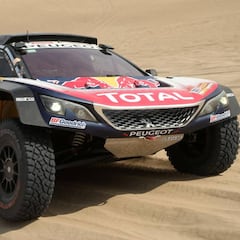 Sainz volcó en un río seco y unos motoristas le ayudaron