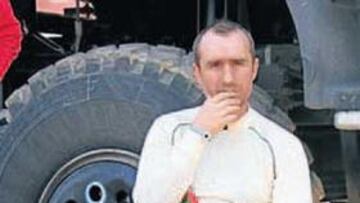 <b>LÍDER. </b>Stephane Peterhansel descansa tras la dura etapa de ayer.