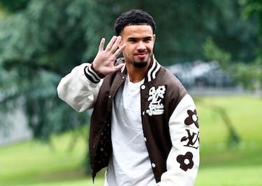 Warren Zaire-Emery a la llegada a la concentración. 