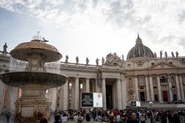 Fieles rezan el rosario tras la muerte del Papa Francisco.