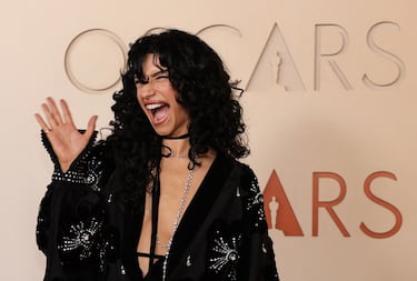 Odessa A'zion posa en la alfombra roja del Dolby Theatre.