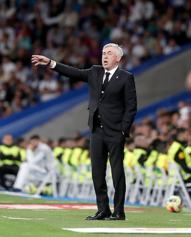 Ancelotti dando instrucciones en la banda.