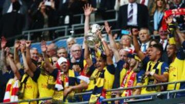 Alexis Sánchez alza la copa que Arsenla logró tras vencer a Aston Villa.