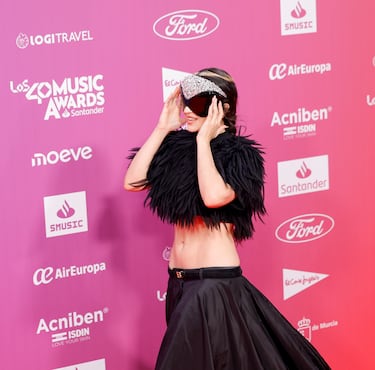 Rosalía posa en la alfombra roja. 