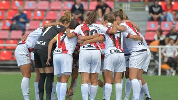 Piña de las jugadoras del Rayo durante su último partido ante el Granadilla B, en el que ambos equipos descendieron.